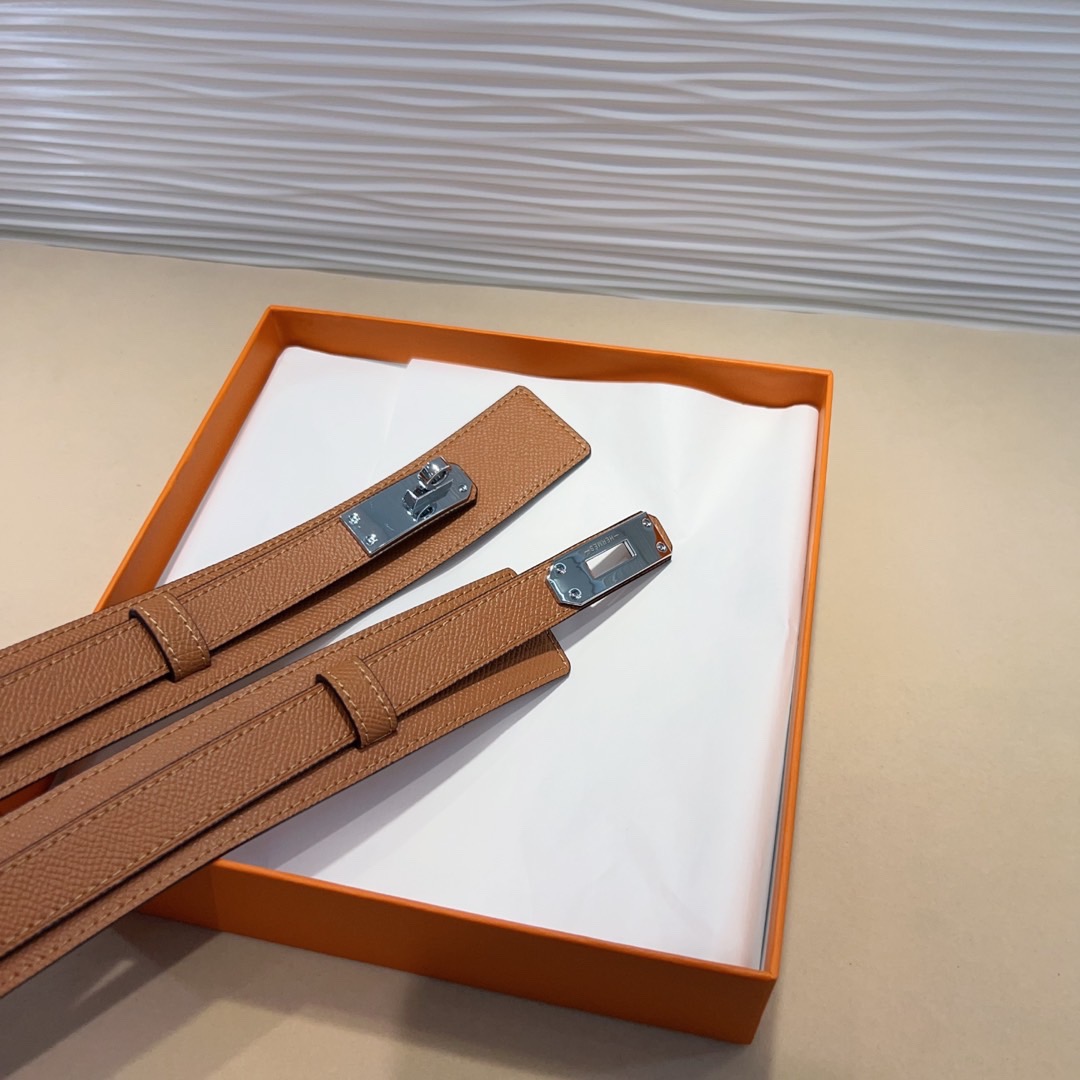 kelly一直是时尚圈的热宠元素，各路达人都很爱！全套标配包装齐全，这货目前市面连个仿货的影子都木有‼️