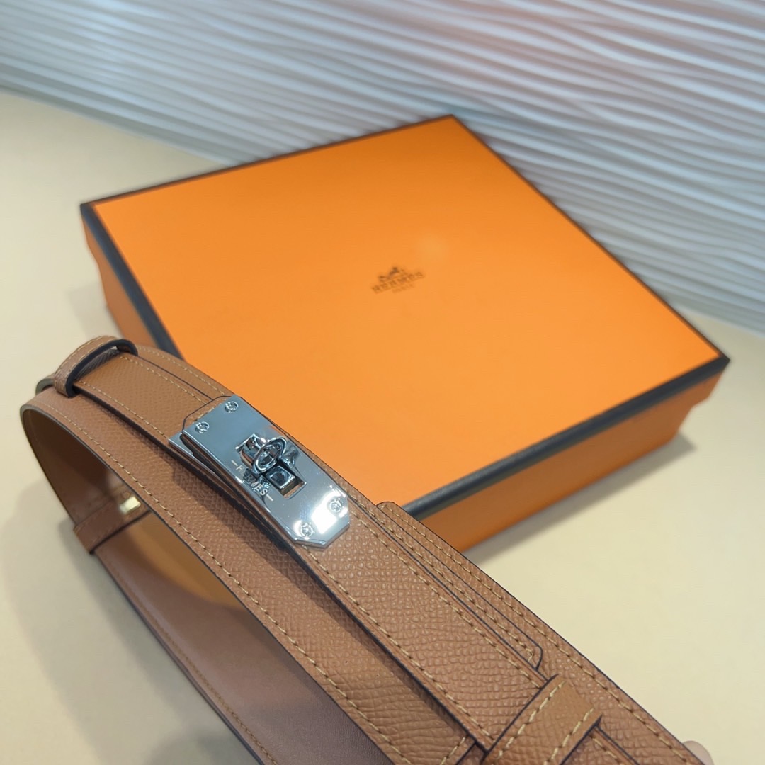 kelly一直是时尚圈的热宠元素，各路达人都很爱！全套标配包装齐全，这货目前市面连个仿货的影子都木有‼️