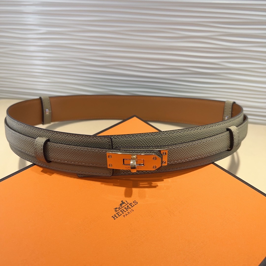 kelly一直是时尚圈的热宠元素，各路达人都很爱！全套标配包装齐全，这货目前市面连个仿货的影子都木有‼️