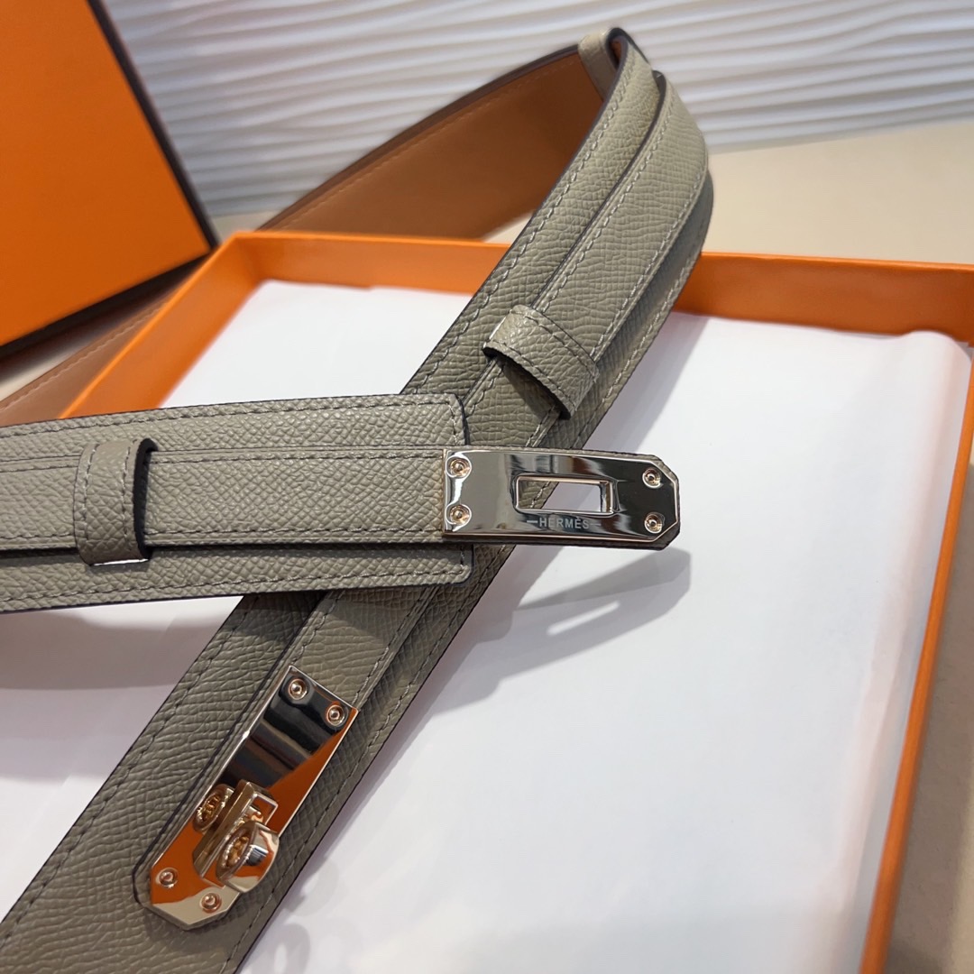 kelly一直是时尚圈的热宠元素，各路达人都很爱！全套标配包装齐全，这货目前市面连个仿货的影子都木有‼️