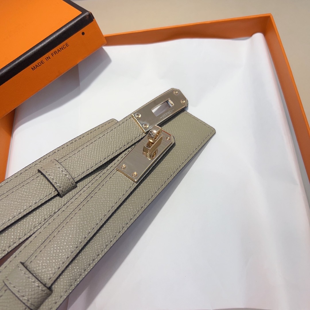 kelly一直是时尚圈的热宠元素，各路达人都很爱！全套标配包装齐全，这货目前市面连个仿货的影子都木有‼️