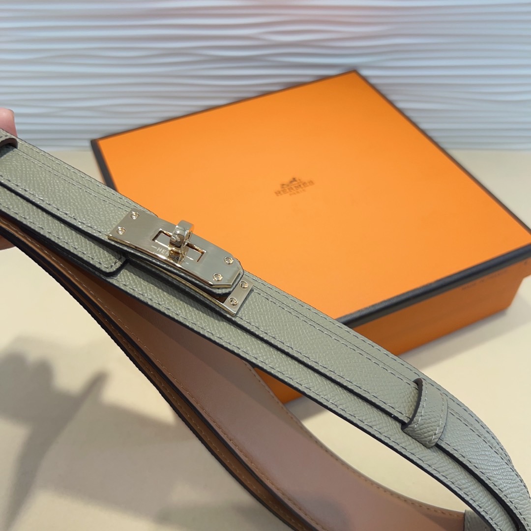 kelly一直是时尚圈的热宠元素，各路达人都很爱！全套标配包装齐全，这货目前市面连个仿货的影子都木有‼️