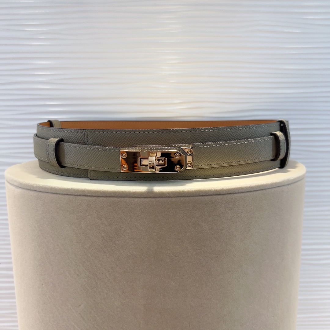 kelly一直是时尚圈的热宠元素，各路达人都很爱！全套标配包装齐全，这货目前市面连个仿货的影子都木有‼️