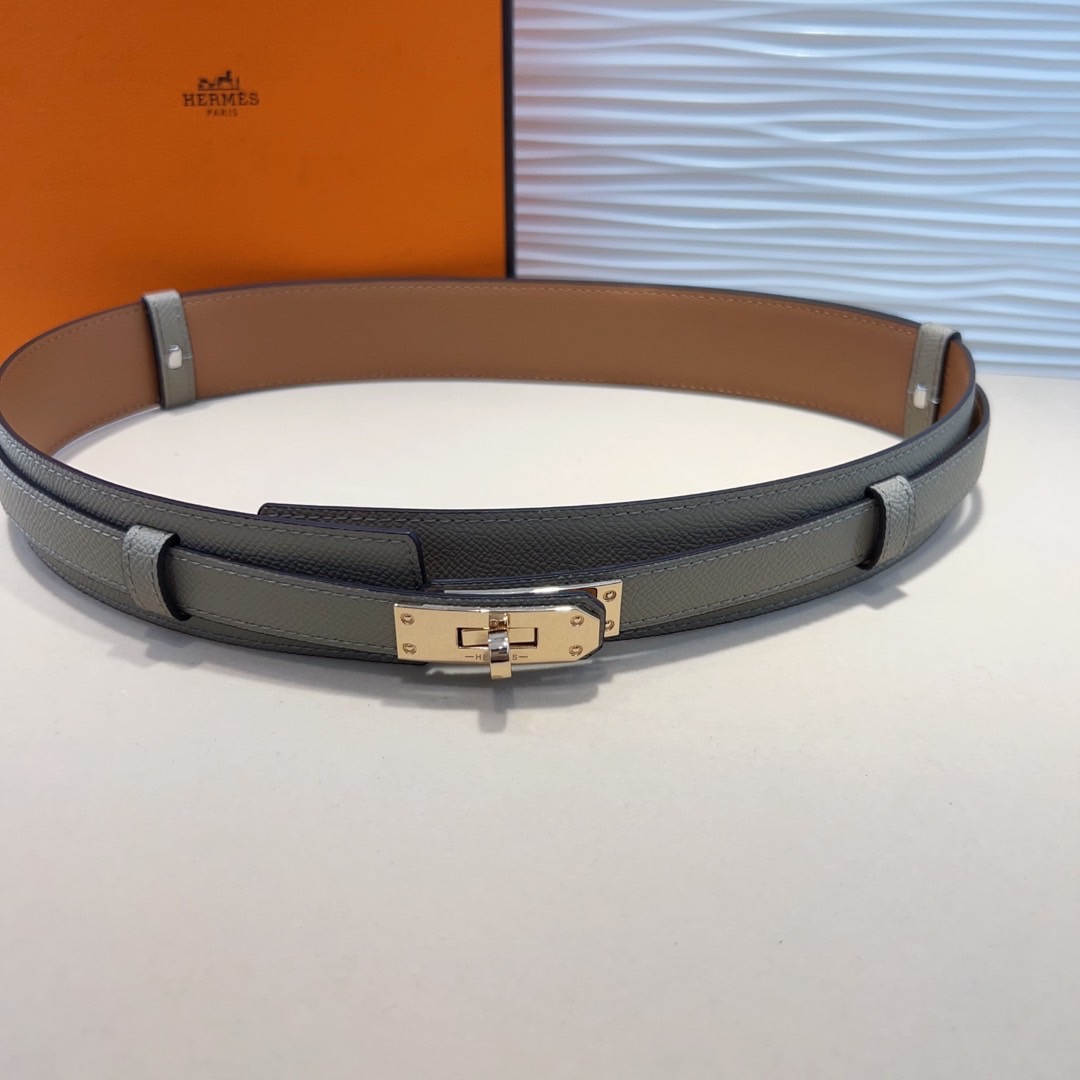 kelly一直是时尚圈的热宠元素，各路达人都很爱！全套标配包装齐全，这货目前市面连个仿货的影子都木有‼️