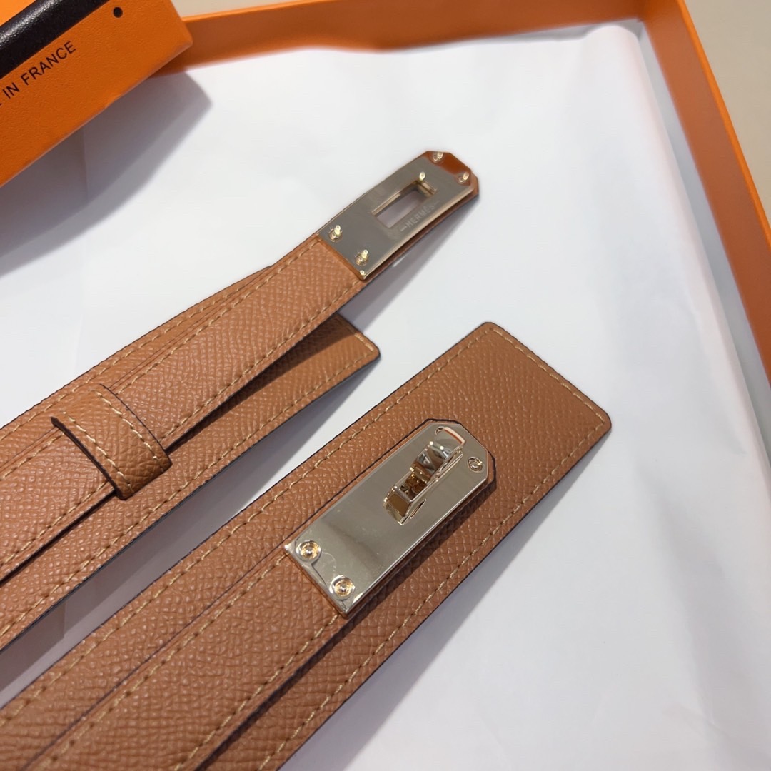 kelly一直是时尚圈的热宠元素，各路达人都很爱！全套标配包装齐全，这货目前市面连个仿货的影子都木有‼️