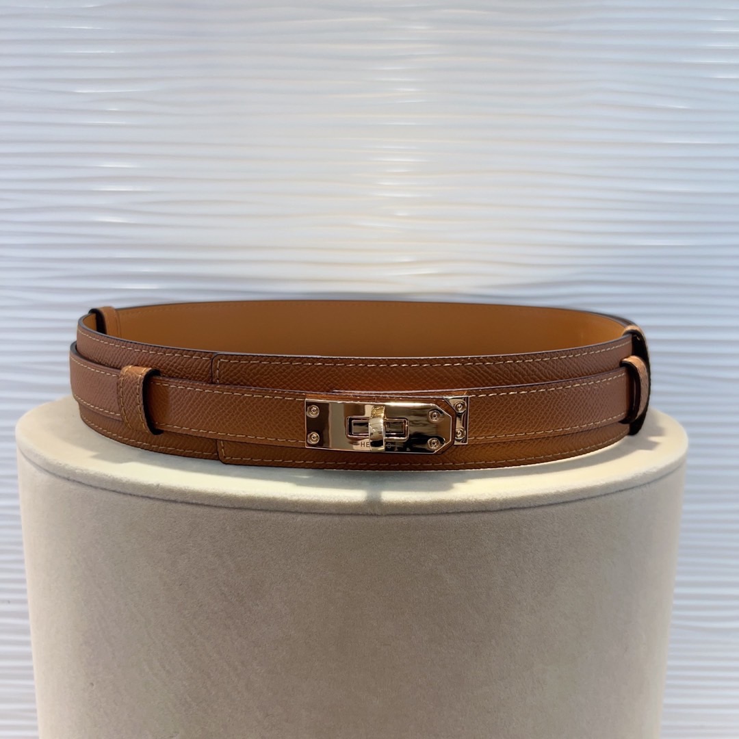 kelly一直是时尚圈的热宠元素，各路达人都很爱！全套标配包装齐全，这货目前市面连个仿货的影子都木有‼️