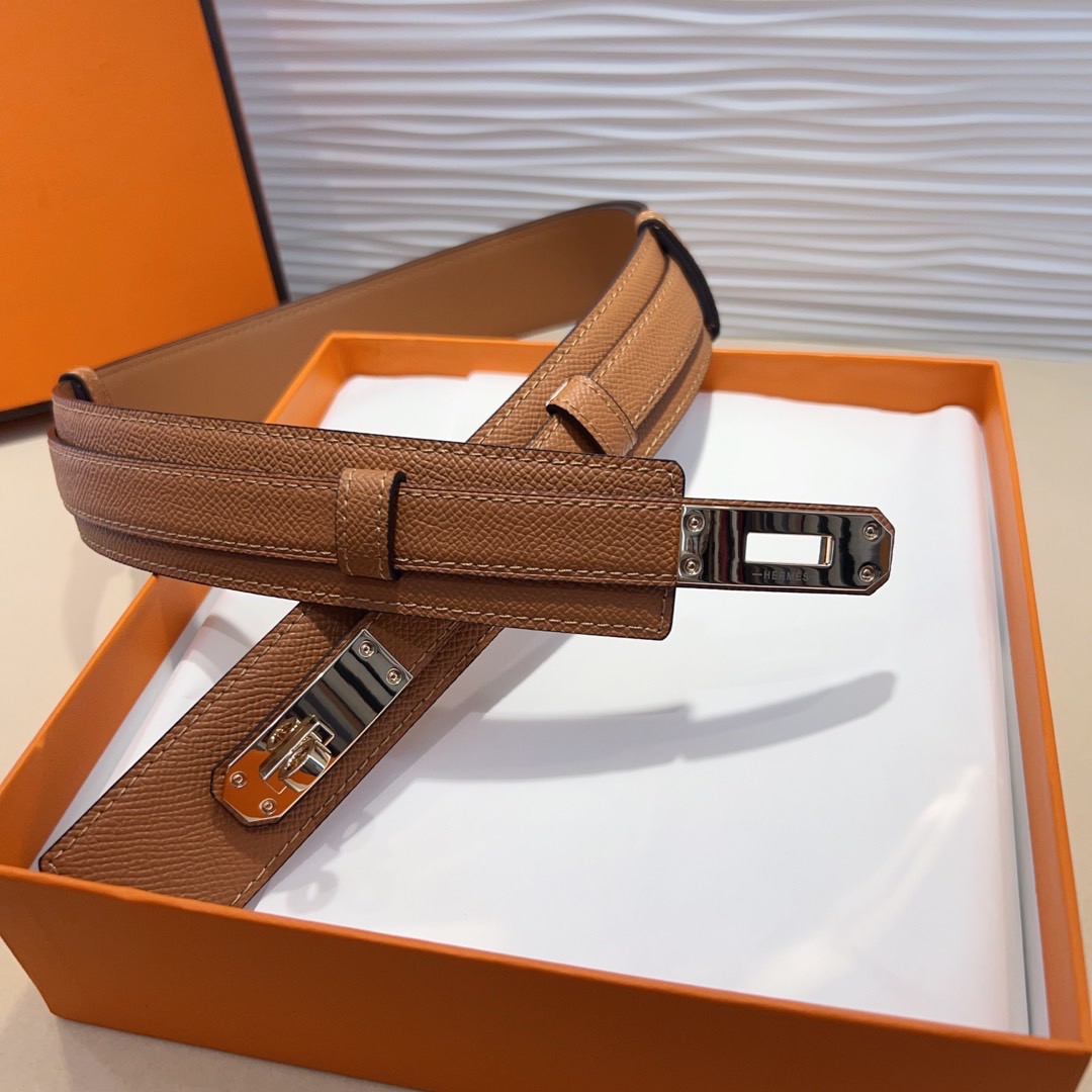 kelly一直是时尚圈的热宠元素，各路达人都很爱！全套标配包装齐全，这货目前市面连个仿货的影子都木有‼️