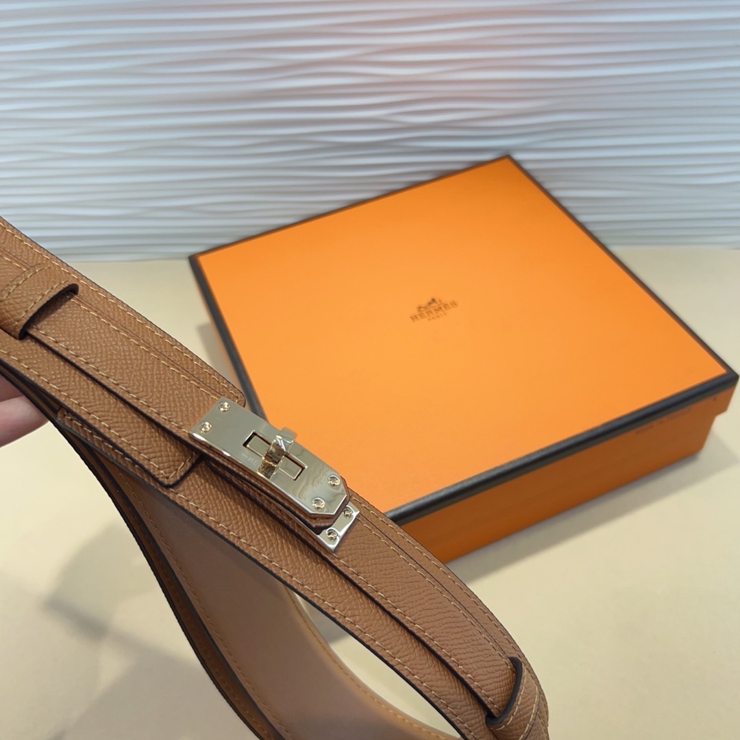 kelly一直是时尚圈的热宠元素，各路达人都很爱！全套标配包装齐全，这货目前市面连个仿货的影子都木有‼️