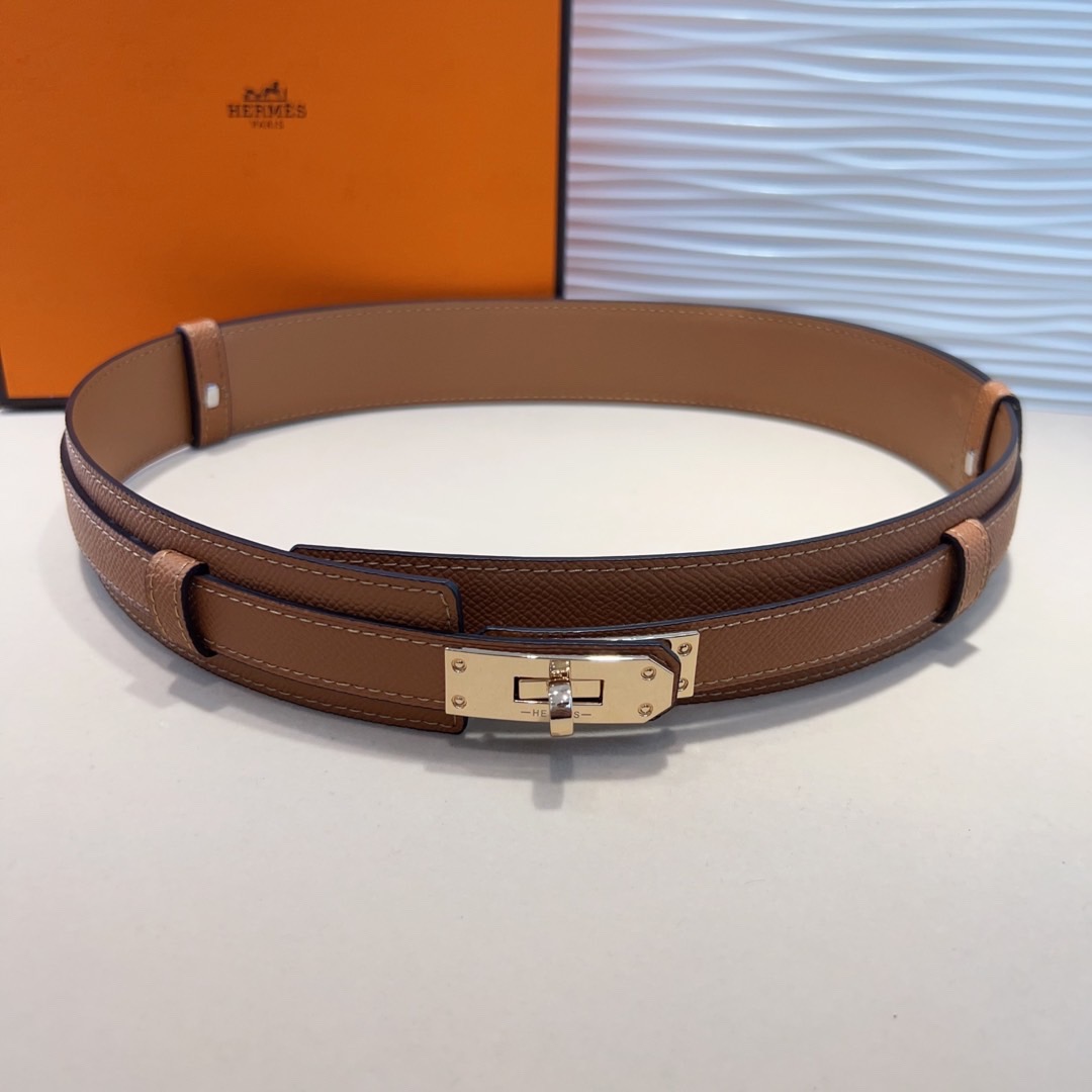 kelly一直是时尚圈的热宠元素，各路达人都很爱！全套标配包装齐全，这货目前市面连个仿货的影子都木有‼️