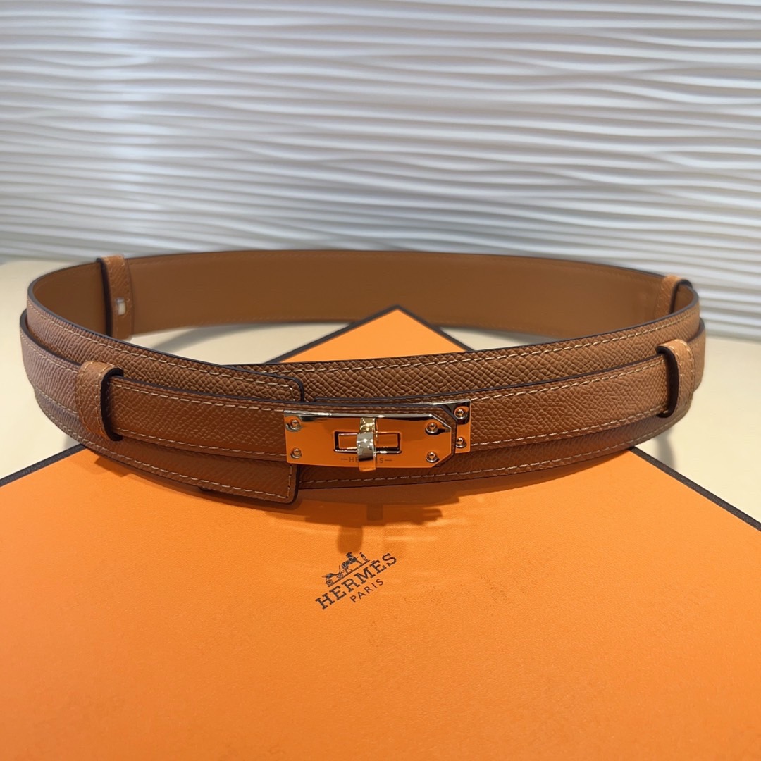 kelly一直是时尚圈的热宠元素，各路达人都很爱！全套标配包装齐全，这货目前市面连个仿货的影子都木有‼️