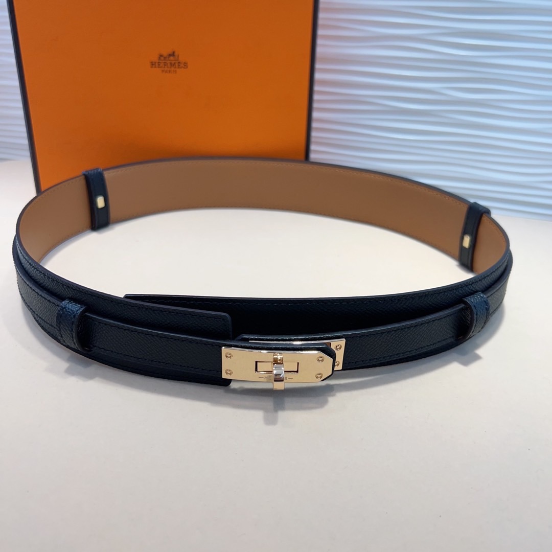 kelly一直是时尚圈的热宠元素，各路达人都很爱！全套标配包装齐全，这货目前市面连个仿货的影子都木有‼️