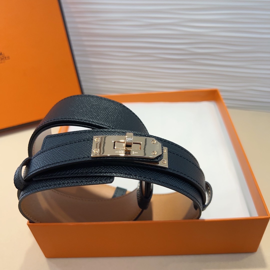 kelly一直是时尚圈的热宠元素，各路达人都很爱！全套标配包装齐全，这货目前市面连个仿货的影子都木有‼️