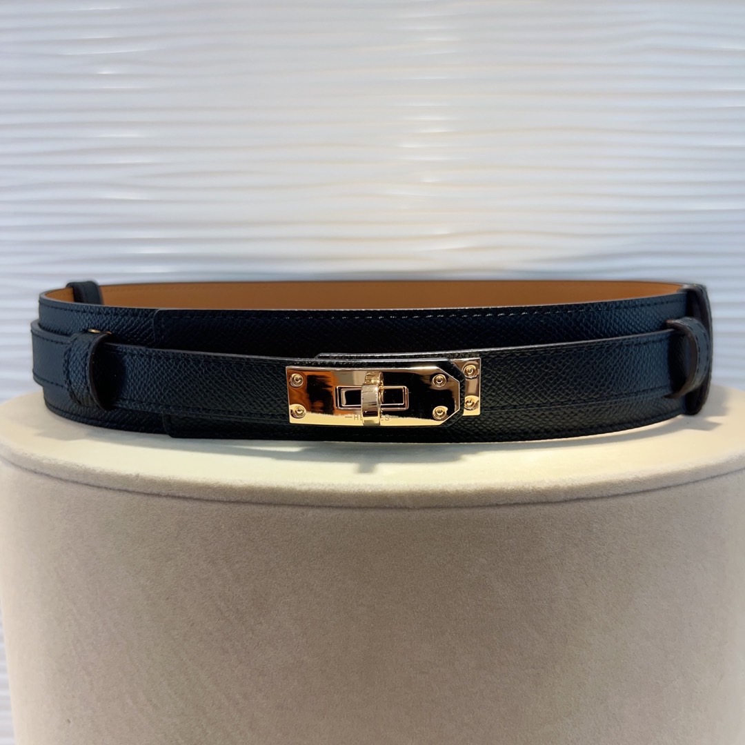 kelly一直是时尚圈的热宠元素，各路达人都很爱！全套标配包装齐全，这货目前市面连个仿货的影子都木有‼️