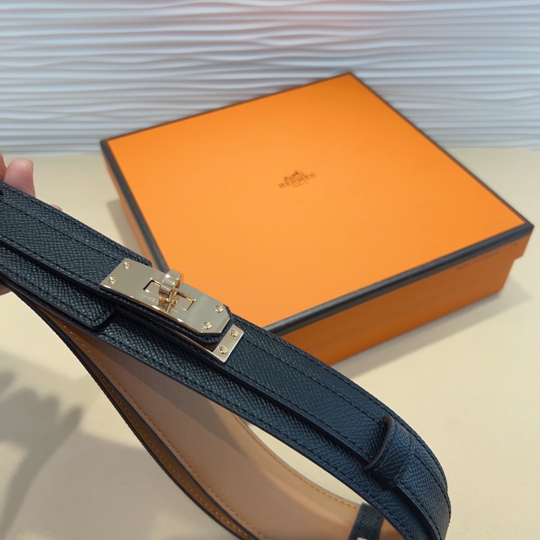 kelly一直是时尚圈的热宠元素，各路达人都很爱！全套标配包装齐全，这货目前市面连个仿货的影子都木有‼️