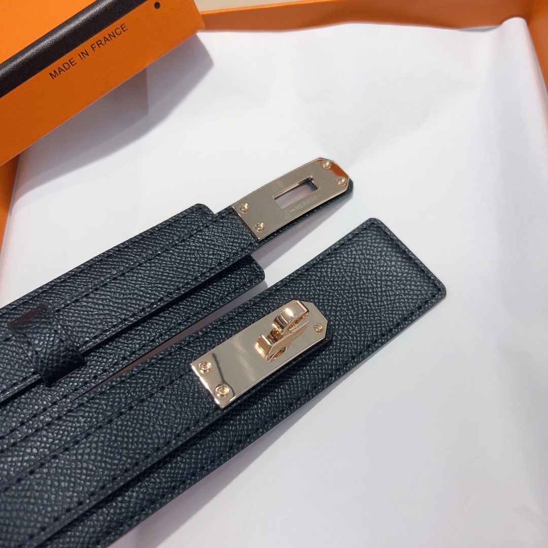 kelly一直是时尚圈的热宠元素，各路达人都很爱！全套标配包装齐全，这货目前市面连个仿货的影子都木有‼️