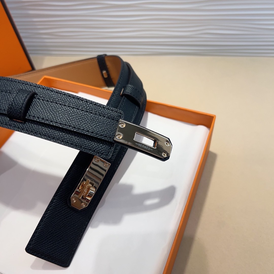 kelly一直是时尚圈的热宠元素，各路达人都很爱！全套标配包装齐全，这货目前市面连个仿货的影子都木有‼️