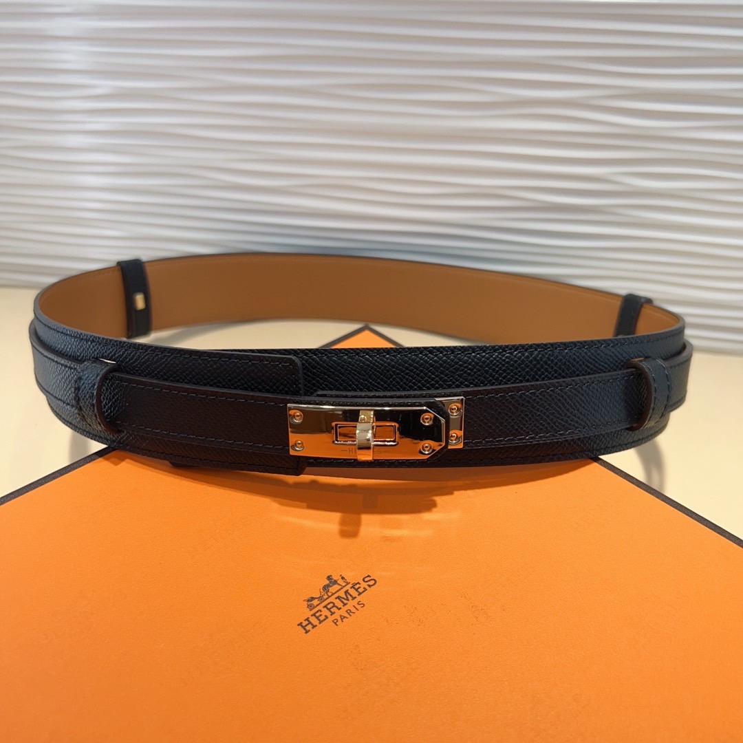 kelly一直是时尚圈的热宠元素，各路达人都很爱！全套标配包装齐全，这货目前市面连个仿货的影子都木有‼️