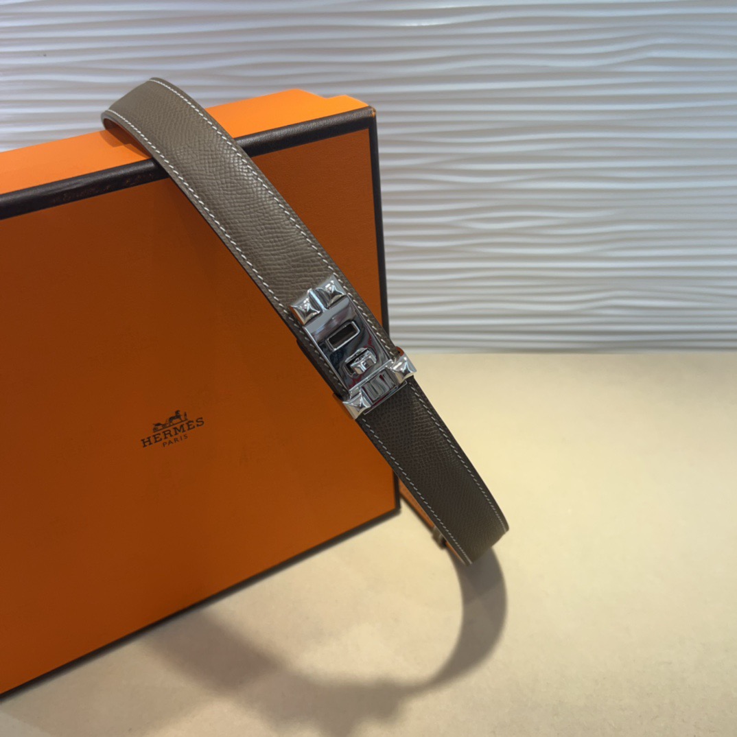 kelly一直是时尚圈的热宠元素，各路达人都很爱！全套标配包装齐全，这货目前市面连个仿货的影子都木有‼️