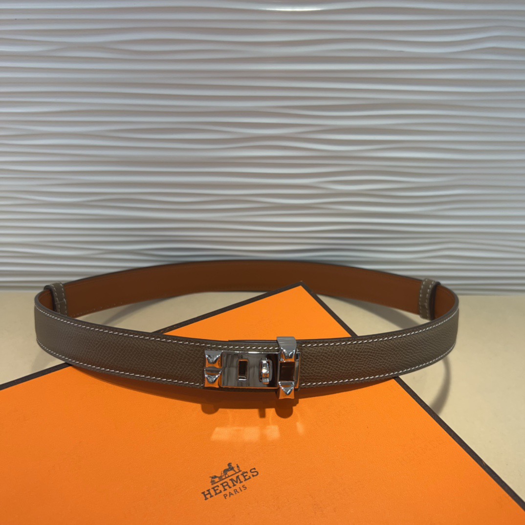 kelly一直是时尚圈的热宠元素，各路达人都很爱！全套标配包装齐全，这货目前市面连个仿货的影子都木有‼️