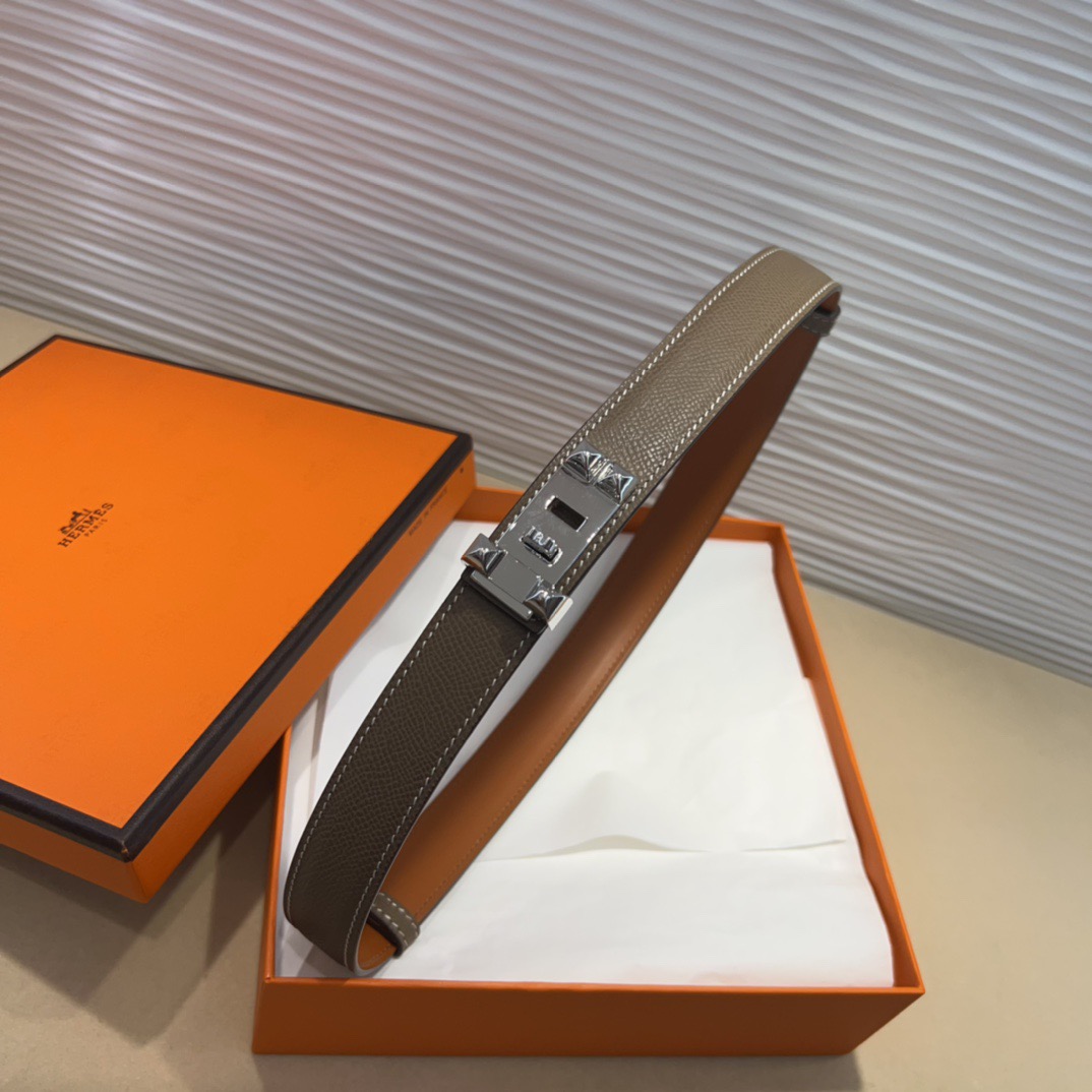 kelly一直是时尚圈的热宠元素，各路达人都很爱！全套标配包装齐全，这货目前市面连个仿货的影子都木有‼️