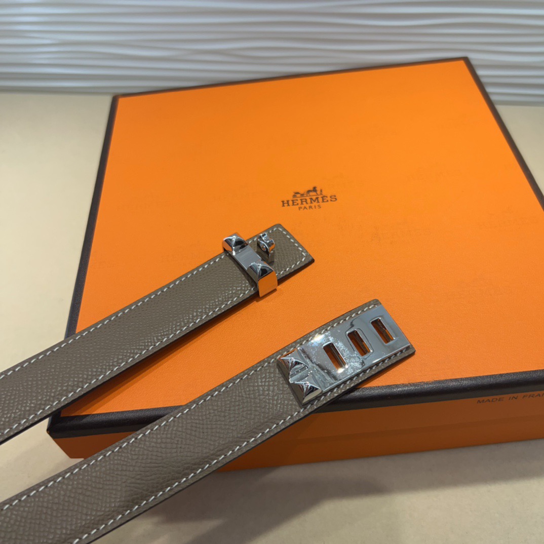 kelly一直是时尚圈的热宠元素，各路达人都很爱！全套标配包装齐全，这货目前市面连个仿货的影子都木有‼️