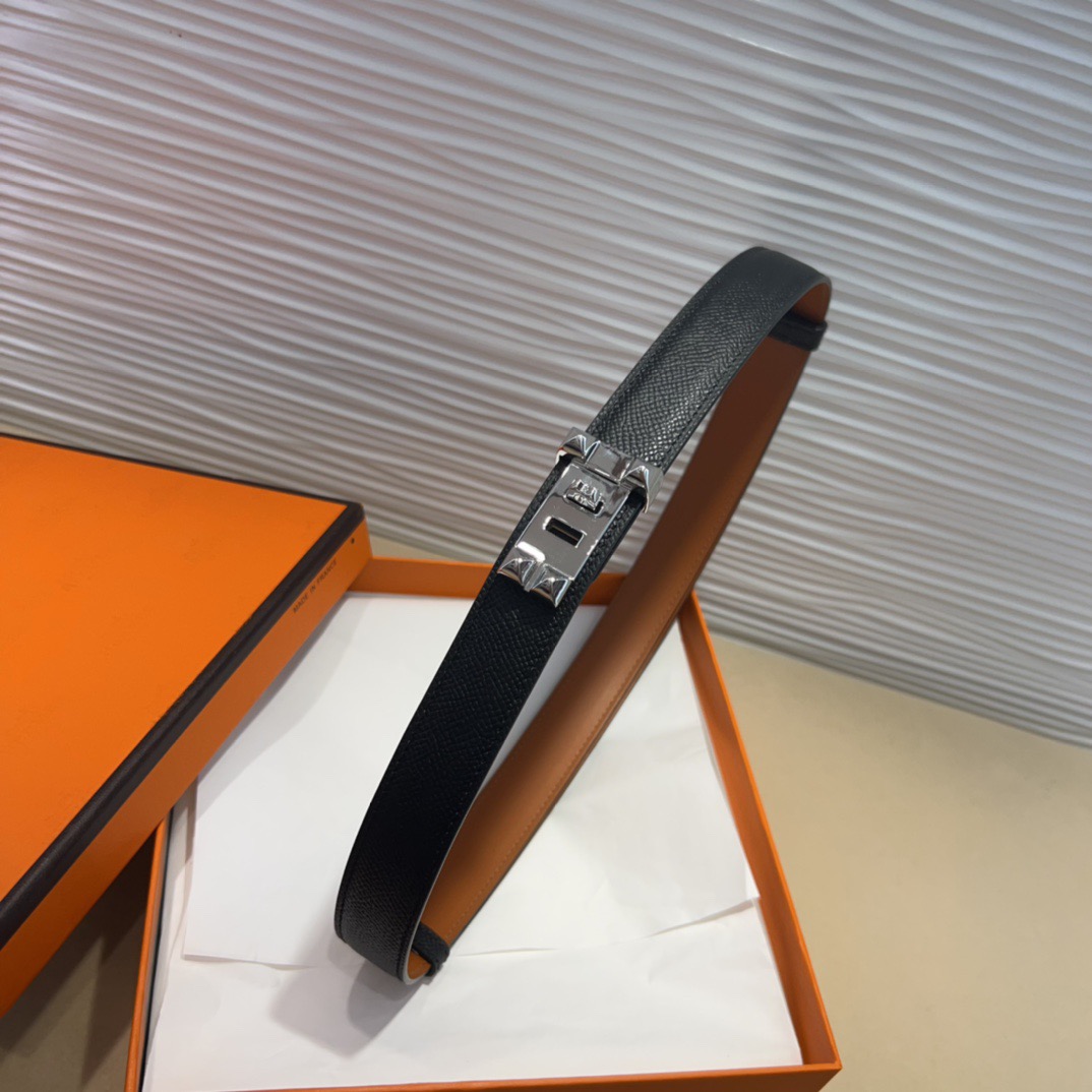 kelly一直是时尚圈的热宠元素，各路达人都很爱！全套标配包装齐全，这货目前市面连个仿货的影子都木有‼️