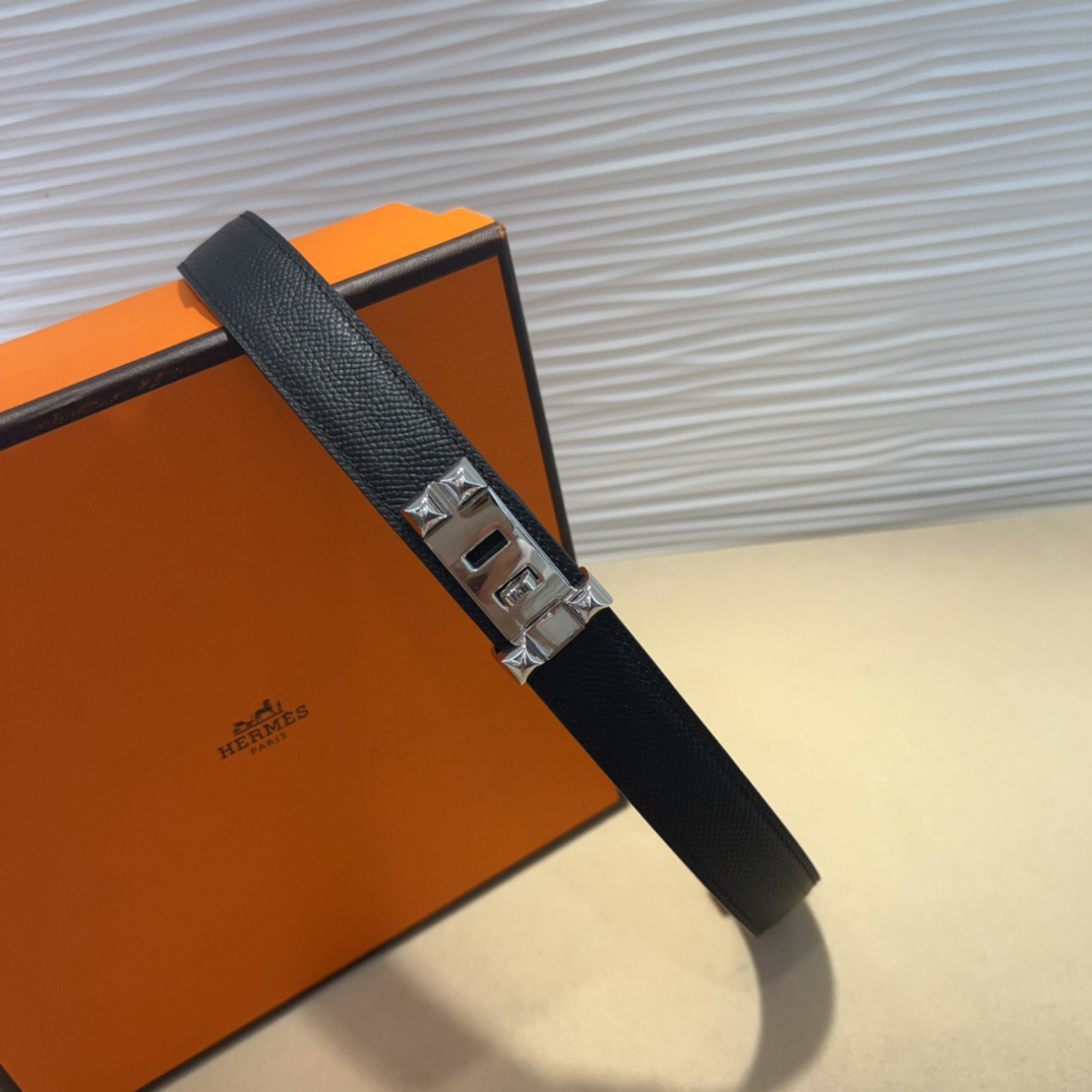 kelly一直是时尚圈的热宠元素，各路达人都很爱！全套标配包装齐全，这货目前市面连个仿货的影子都木有‼️