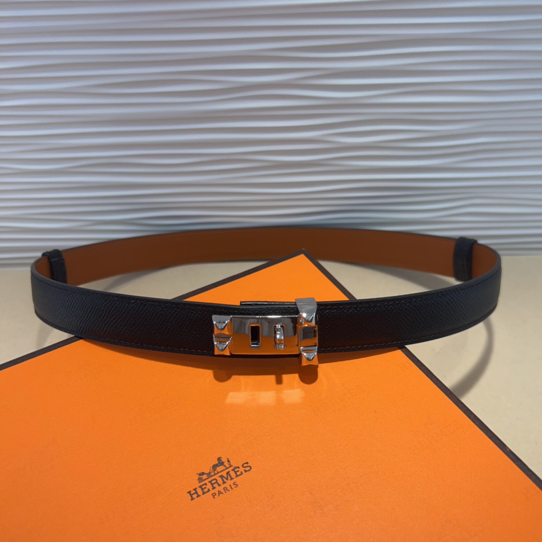 kelly一直是时尚圈的热宠元素，各路达人都很爱！全套标配包装齐全，这货目前市面连个仿货的影子都木有‼️