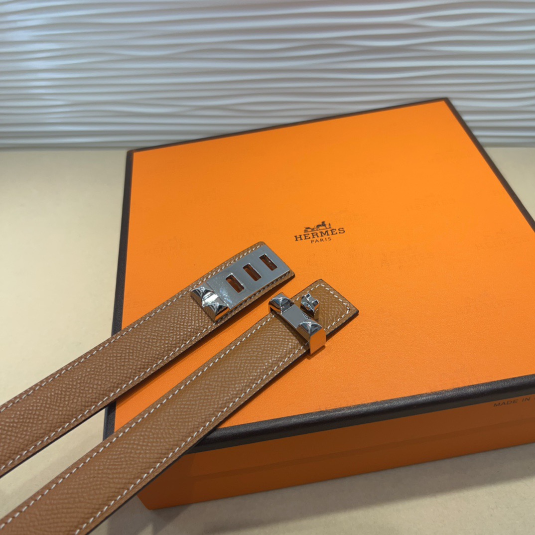 kelly一直是时尚圈的热宠元素，各路达人都很爱！全套标配包装齐全，这货目前市面连个仿货的影子都木有‼️