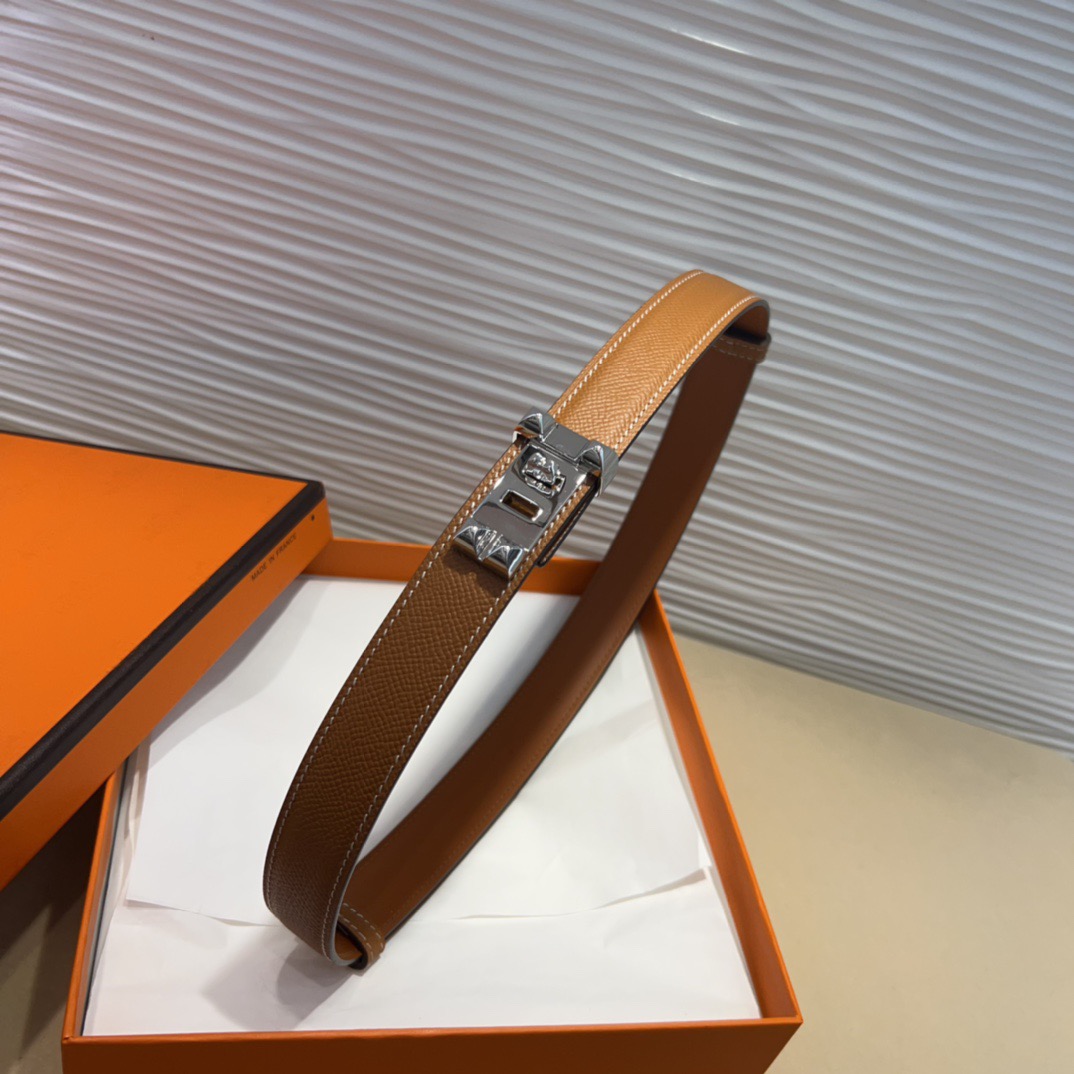 kelly一直是时尚圈的热宠元素，各路达人都很爱！全套标配包装齐全，这货目前市面连个仿货的影子都木有‼️