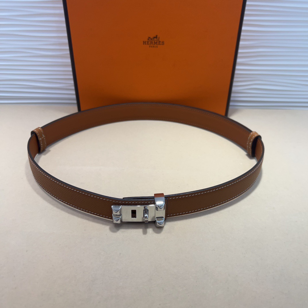 kelly一直是时尚圈的热宠元素，各路达人都很爱！全套标配包装齐全，这货目前市面连个仿货的影子都木有‼️