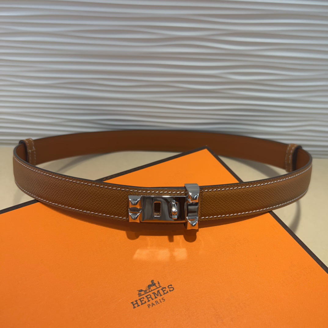 kelly一直是时尚圈的热宠元素，各路达人都很爱！全套标配包装齐全，这货目前市面连个仿货的影子都木有‼️