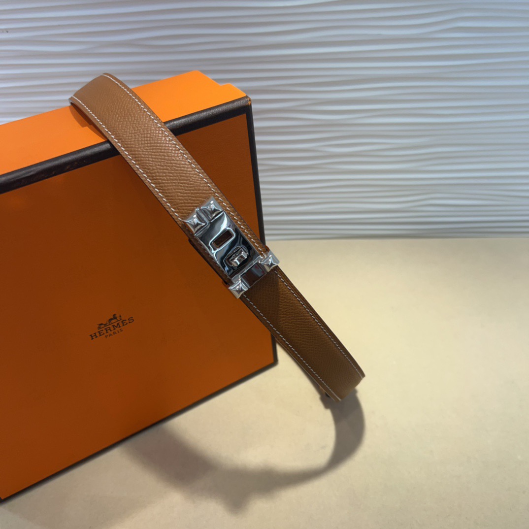 kelly一直是时尚圈的热宠元素，各路达人都很爱！全套标配包装齐全，这货目前市面连个仿货的影子都木有‼️