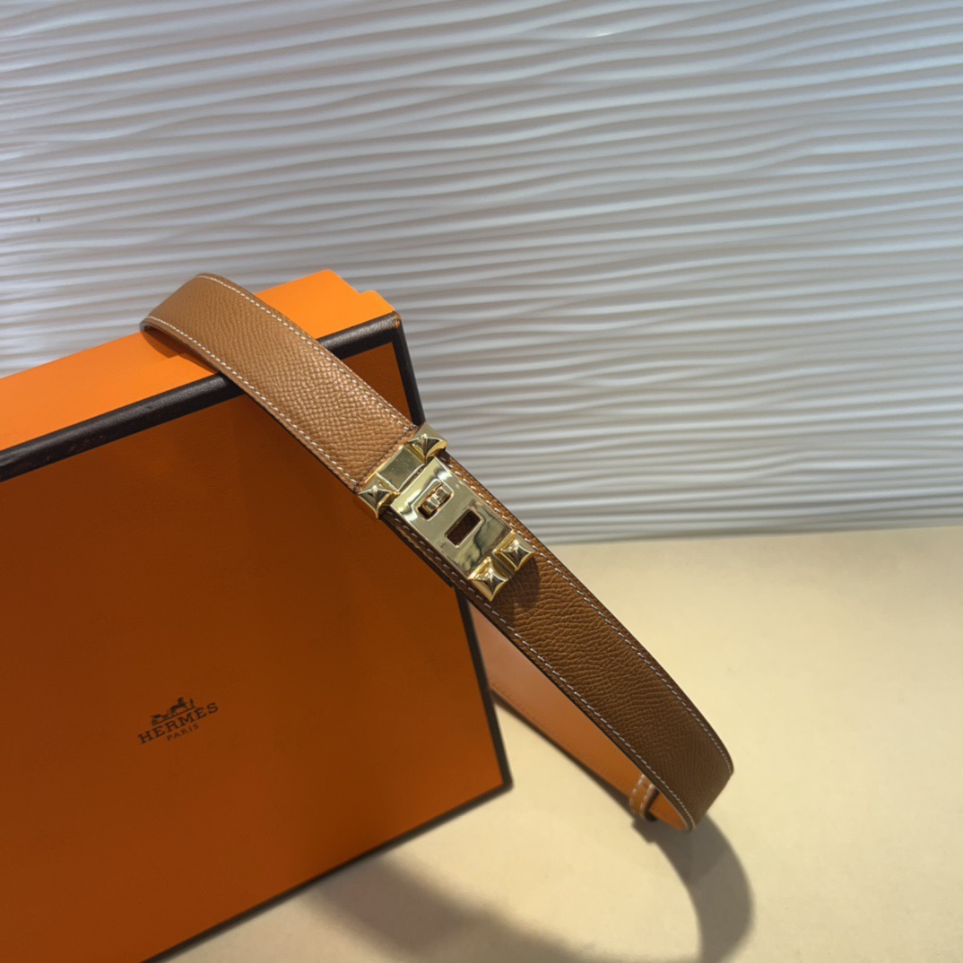 kelly一直是时尚圈的热宠元素，各路达人都很爱！全套标配包装齐全，这货目前市面连个仿货的影子都木有‼️