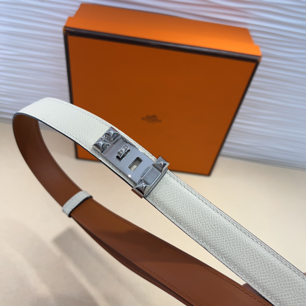 kelly一直是时尚圈的热宠元素，各路达人都很爱！全套标配包装齐全，这货目前市面连个仿货的影子都木有‼️