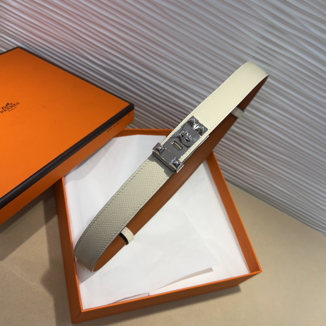 kelly一直是时尚圈的热宠元素，各路达人都很爱！全套标配包装齐全，这货目前市面连个仿货的影子都木有‼️