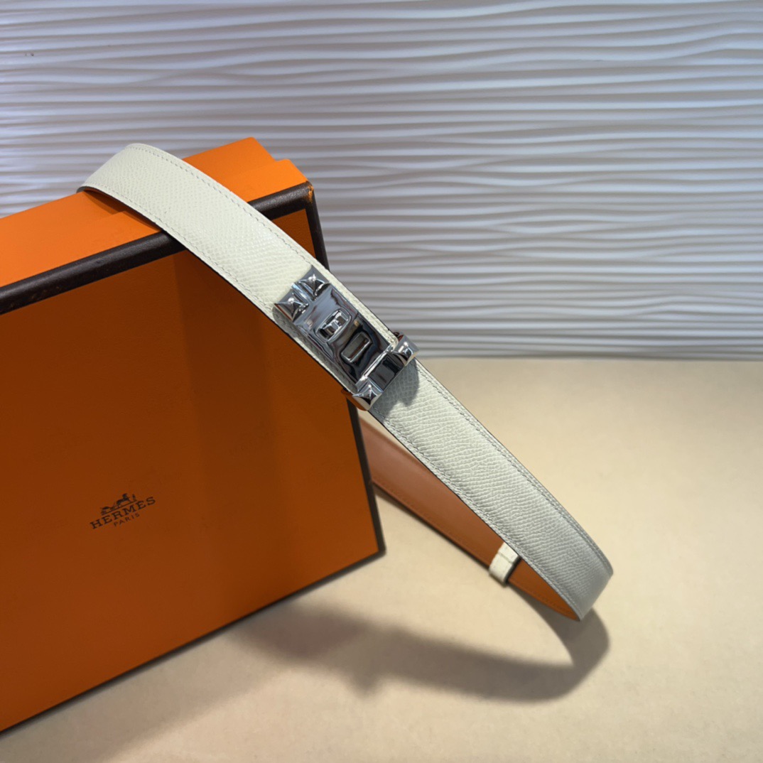 kelly一直是时尚圈的热宠元素，各路达人都很爱！全套标配包装齐全，这货目前市面连个仿货的影子都木有‼️