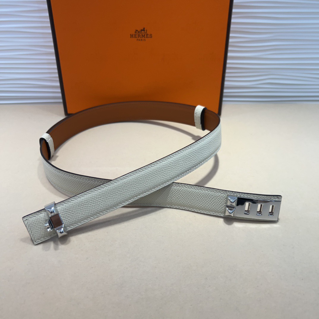 kelly一直是时尚圈的热宠元素，各路达人都很爱！全套标配包装齐全，这货目前市面连个仿货的影子都木有‼️