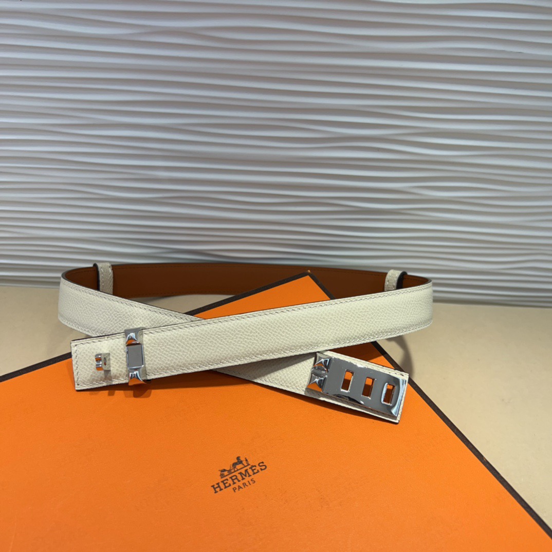 kelly一直是时尚圈的热宠元素，各路达人都很爱！全套标配包装齐全，这货目前市面连个仿货的影子都木有‼️