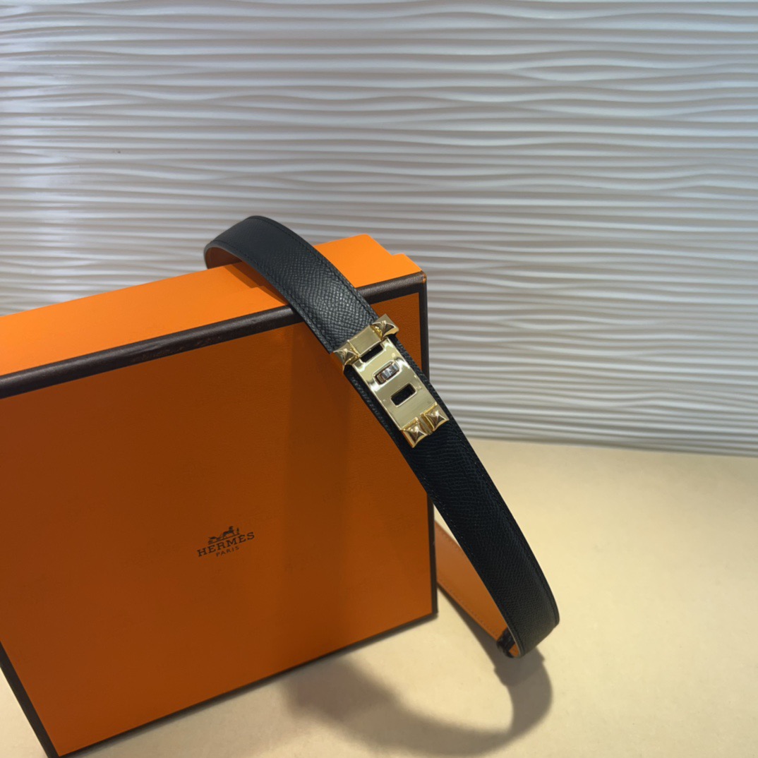 !kelly一直是时尚圈的热宠元素，各路达人都很爱！全套标配包装齐全，这货目前市面连个仿货的影子都木有‼