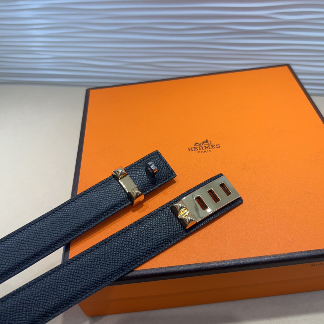 !kelly一直是时尚圈的热宠元素，各路达人都很爱！全套标配包装齐全，这货目前市面连个仿货的影子都木有‼