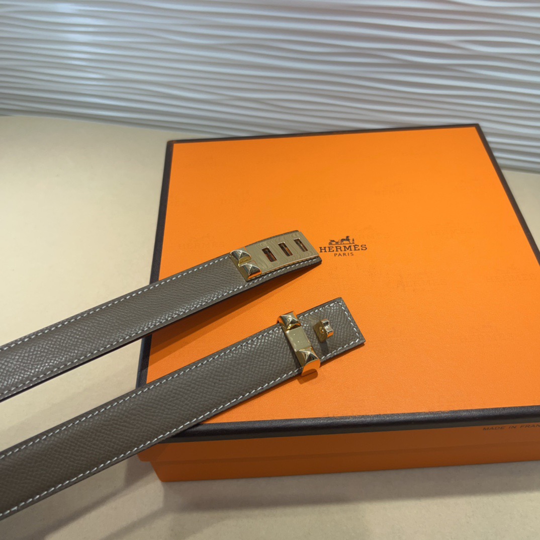 kelly一直是时尚圈的热宠元素，各路达人都很爱！全套标配包装齐全，这货目前市面连个仿货的影子都木有‼️