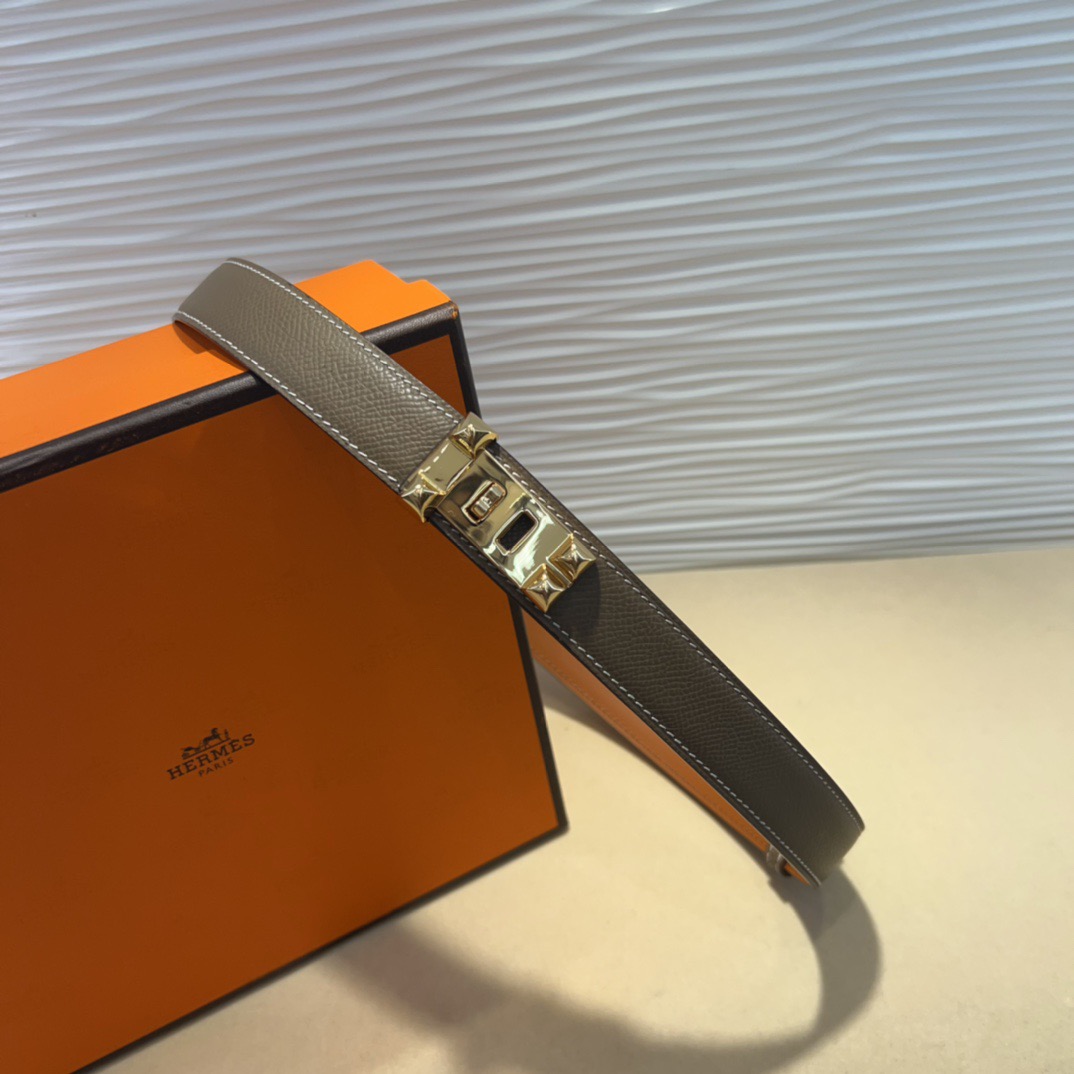 kelly一直是时尚圈的热宠元素，各路达人都很爱！全套标配包装齐全，这货目前市面连个仿货的影子都木有‼️