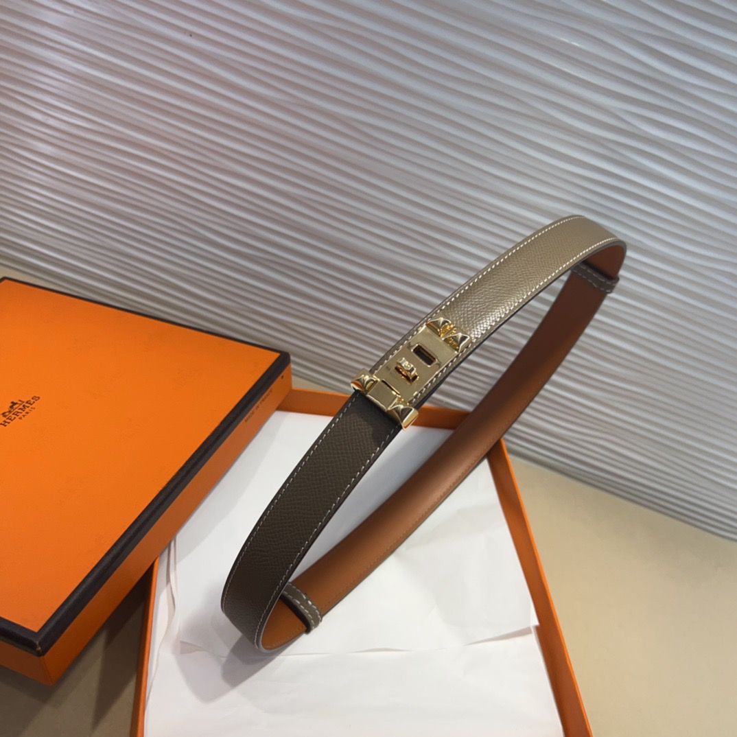 kelly一直是时尚圈的热宠元素，各路达人都很爱！全套标配包装齐全，这货目前市面连个仿货的影子都木有‼️