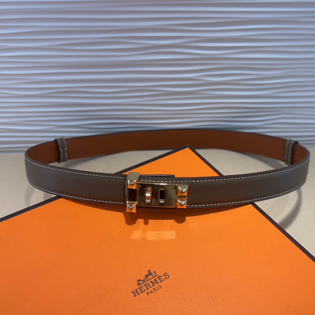 kelly一直是时尚圈的热宠元素，各路达人都很爱！全套标配包装齐全，这货目前市面连个仿货的影子都木有‼️