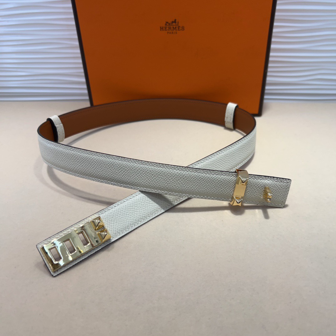 kelly一直是时尚圈的热宠元素，各路达人都很爱！全套标配包装齐全，这货目前市面连个仿货的影子都木有‼️