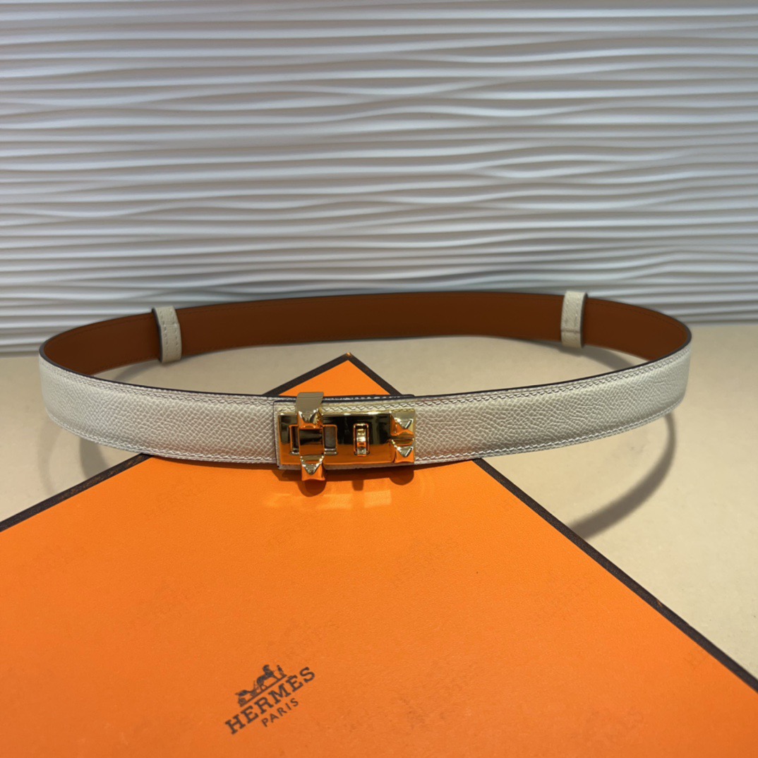 kelly一直是时尚圈的热宠元素，各路达人都很爱！全套标配包装齐全，这货目前市面连个仿货的影子都木有‼️