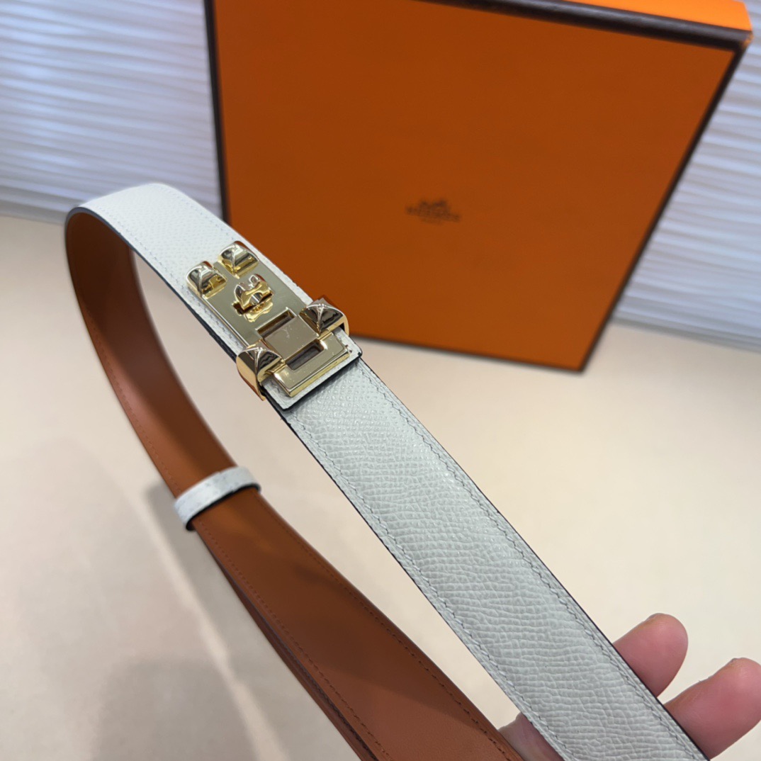 kelly一直是时尚圈的热宠元素，各路达人都很爱！全套标配包装齐全，这货目前市面连个仿货的影子都木有‼️