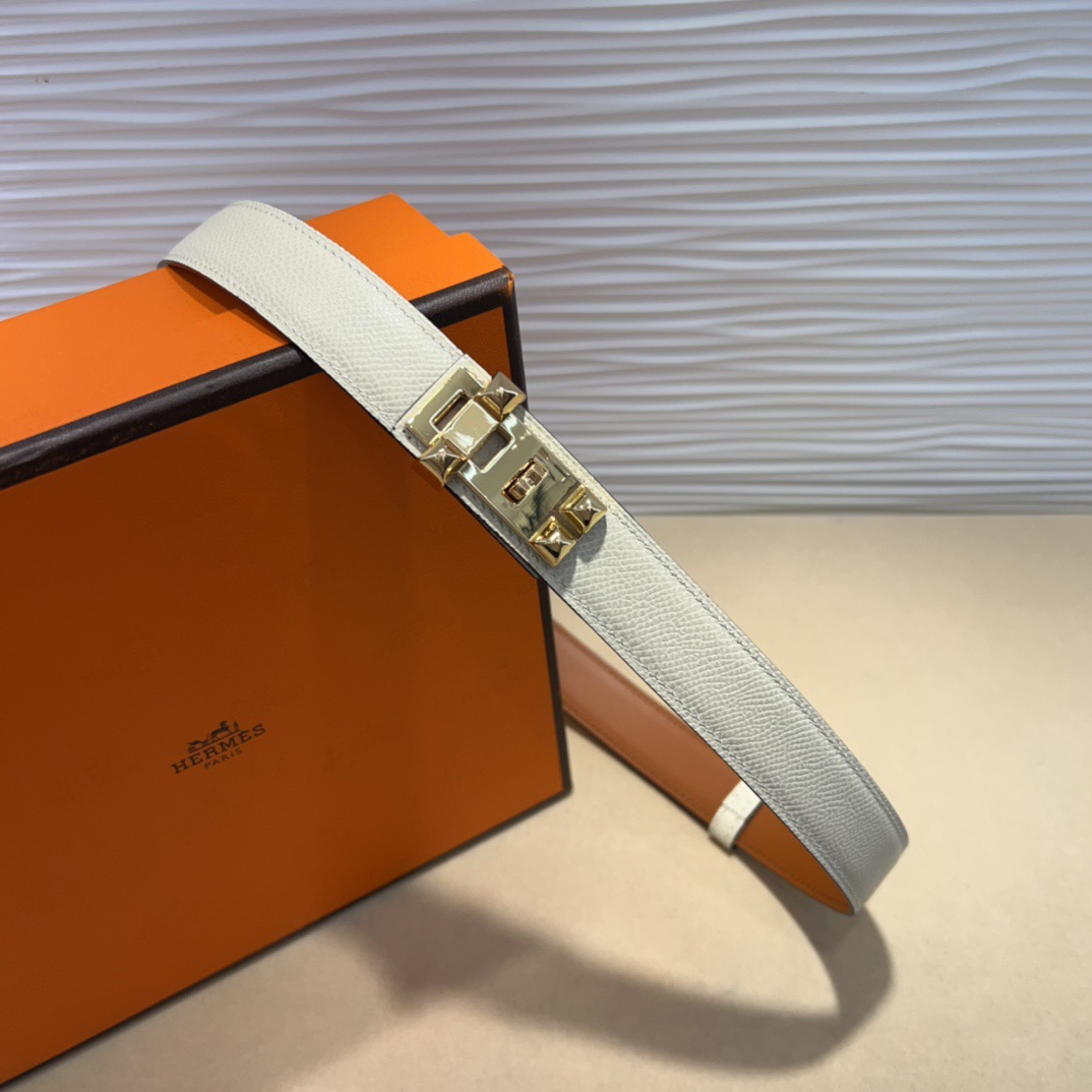 kelly一直是时尚圈的热宠元素，各路达人都很爱！全套标配包装齐全，这货目前市面连个仿货的影子都木有‼️