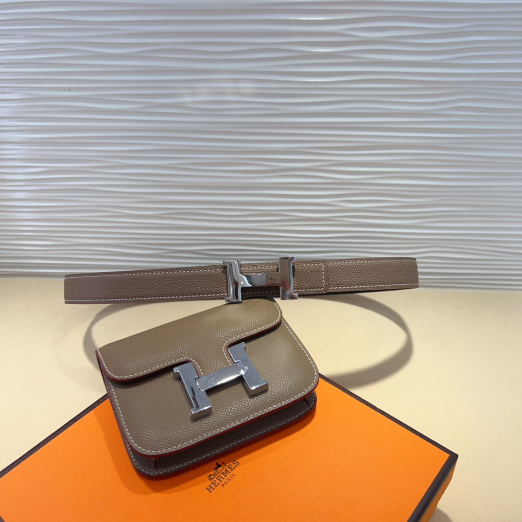 kelly一直是时尚圈的热宠元素，各路达人都很爱！全套标配包装齐全，这货目前市面连个仿货的影子都木有‼️